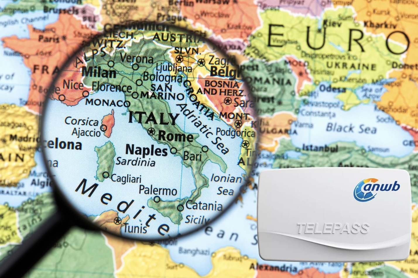 kaart van Europa met loep op land Italië met rechtsonder in beeld een tolbadge