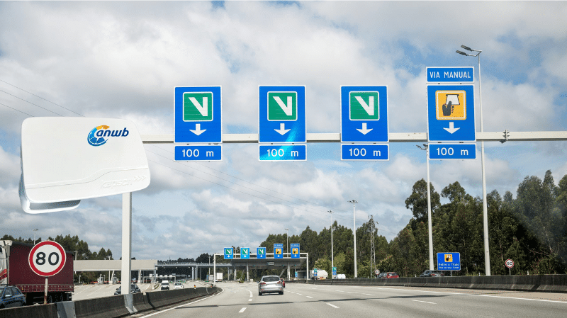 ANWB tolbadge voor Tolbadge Portugal. Een Portugese snelweg met Via Verde en Via Manual tolstroken